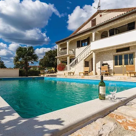 Apartment 2 Bedroom Amazing In *